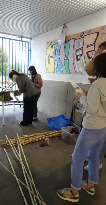 Les 2 ateliers de la formation, le ponçage et le fabrication de tipi