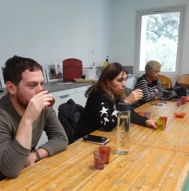 Les participants goûtent des sirops à différentes températures.