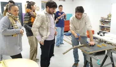 l'animateur montre comment scier en toute sécurité