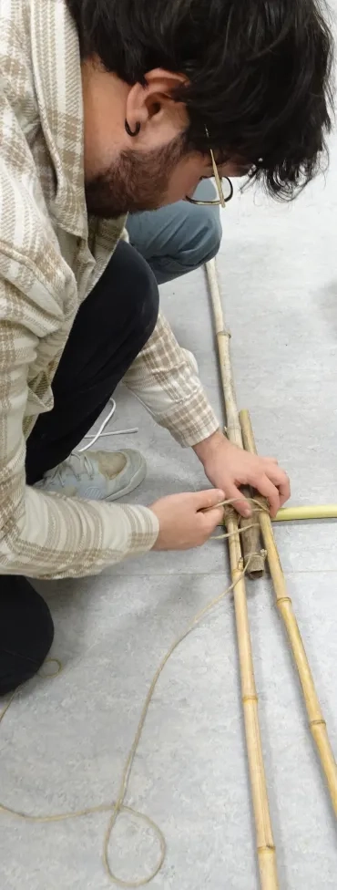 le participants réalise des nœuds pour construire un tipi