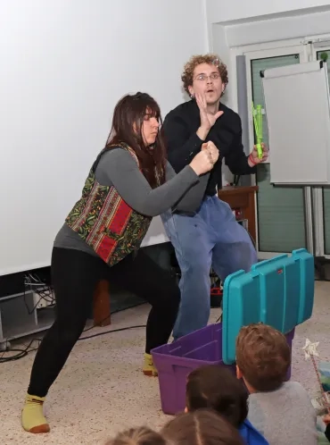 deux animateurs montrent un bulle