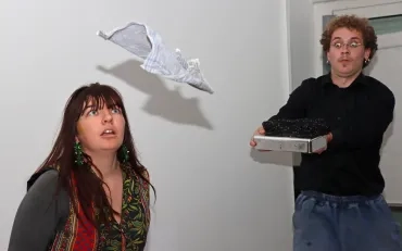 deux animateurs font voler un tissu