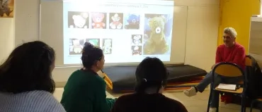 Les participants suivent attentivement l'animateur.