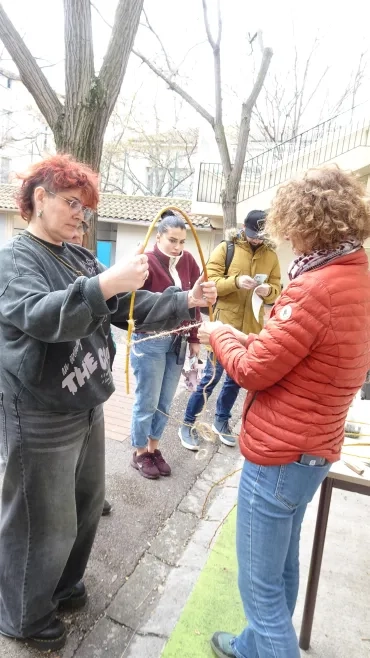 L'animatrice et la participante réalise des arceaux pour une serre tunnel.