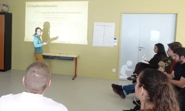 Une participante replace un aliment dans une de ces grandes classes.