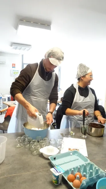 Les participants cuisinent.