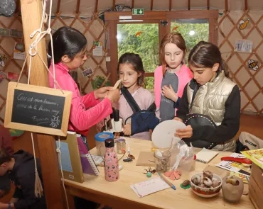 des enfants observent des pièces de puzzle