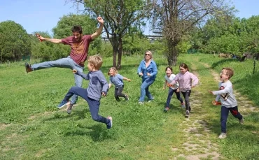 Un groupe d'enfants et leurs animateurs sautent