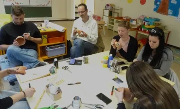 Les participants peignent des pots en céramique.