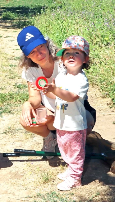une maman et sa fille observent le contenu d'une boîte loupe