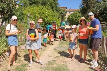 un groupe montre sa récolte