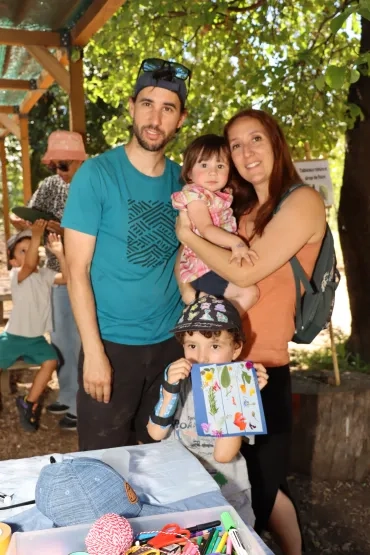 une famille pose avec leur tableau nature