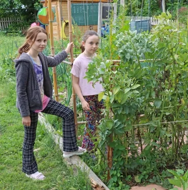 Deux enfants récolte au jardin