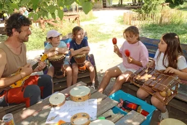 Un groupe d'enfants et leur animateur jouent des instruments de musique