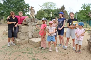 un groupe d'enfants et leurs animateurs posent avec une chèvre