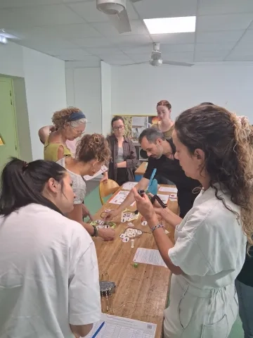 Les participants découvrent des outils pédagogiques sur les insectes
