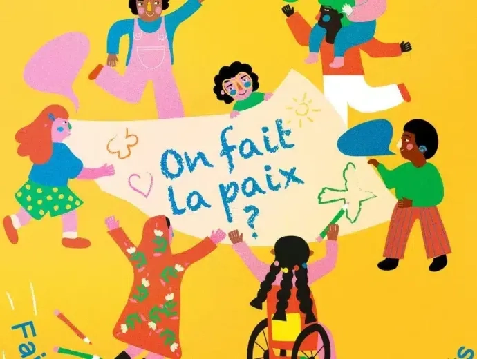 des jeunes tiennent un tissus où est ecrit "On fait la paix"