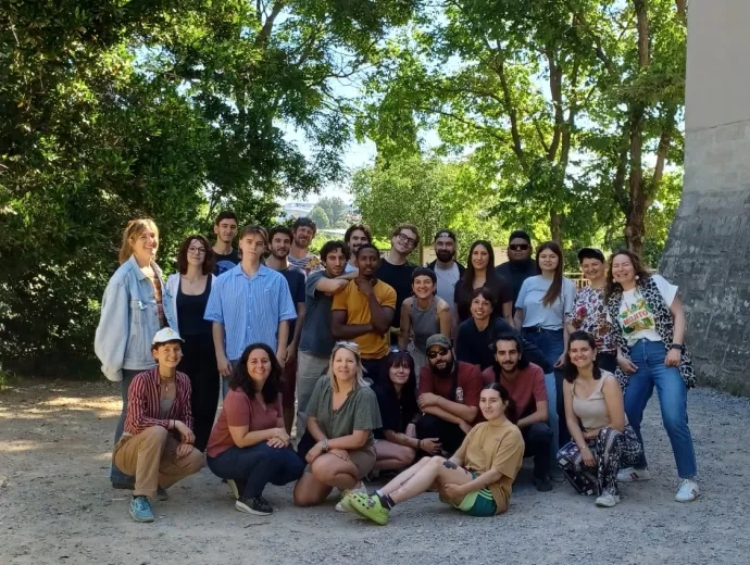 L'équipe du centre de loisirs composée d'animateurs et d'animatrices 