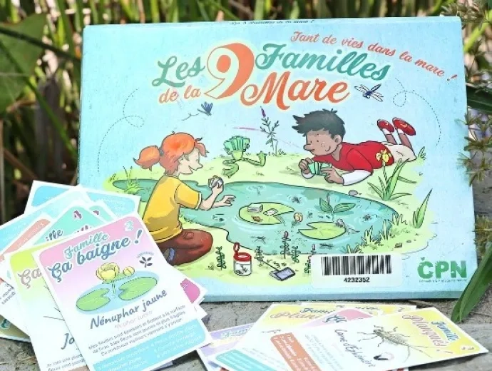 Le jeu éducatif Les 9 familles de la mare est présenté avec une mare à l'arrière plan