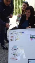 Un adulte dépose des images sur une table
