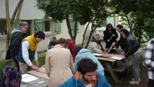 Deux groupes d'adultes font de la construction