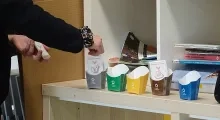 une adulte présente un jeu de tri des déchets 