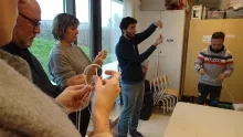 Un animateur montre comment faire un nœud à des participants