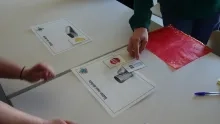 des adultes jouent à un jeu avec des images de gouter