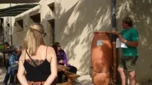 Un animateur présente un récupérateur d'eau à un groupe d'adultes