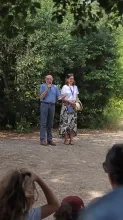 Un homme et une femme parlent devant une foule