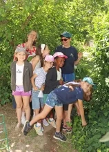 une groupe d'enfants et leurs animatrices cueillent des plantes
