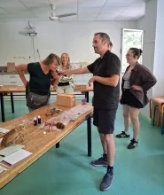 Une participante sent et devine l'odeur de l'environnement de l'abeille charpentière