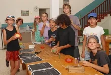 un groupe d'enfants et leur animateur montrent des bols