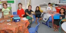 un groupe d'enfants et leur animateur