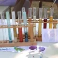Deux porte-tubes à essais avec des tubes à essais contenant des colorants naturels