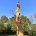 Photo du totem sculpté avec une chouette et deux écureuils