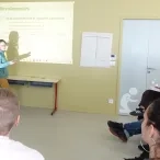 Une participante replace un aliment dans une de ces grandes classes.