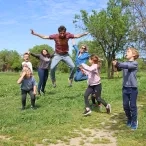 Un groupe d'enfants et leurs animateurs sautent
