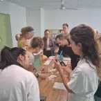 Les participants découvrent des outils pédagogiques sur les insectes